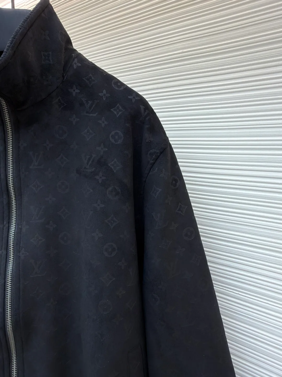 LOUIS VUITTON full-print dark pattern jacket ●Original version: purchased and developed by 36599 ●Item number: 1680959-C20 ●Fabric: suede fabric ●Technology: embossed production ●Version: fitted version ●Weight: about 1155 grams ●Size: 46-48-50-52 ●Description: 100% genuine leather imported suede leather, custom molded and embossed logo. The inner collar and hem threads are made of genuine leather, non-knitted threads, and the upper body is high-end fashion. The overall wiring is straight and delicate, the fabric is comfortable and soft, and the color is consistent without color difference. It can be matched with the same style to create a fashionable look and control various occasions. Customized accessories, complete with three standards, same style for men and women!